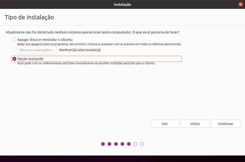 Tela de seleção do tipo de instalação, com a opção avançada, que permite a edição pormenorizada das partições, selecionada.